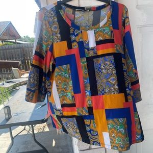 Colorful blouse with 3/4 sleeves with detail on the back